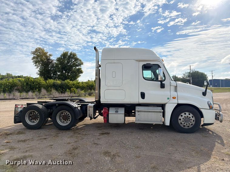 image for item EU0881 2016 Freightliner Cascadia 125 semi truck