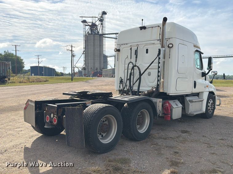 image for item EU0881 2016 Freightliner Cascadia 125 semi truck