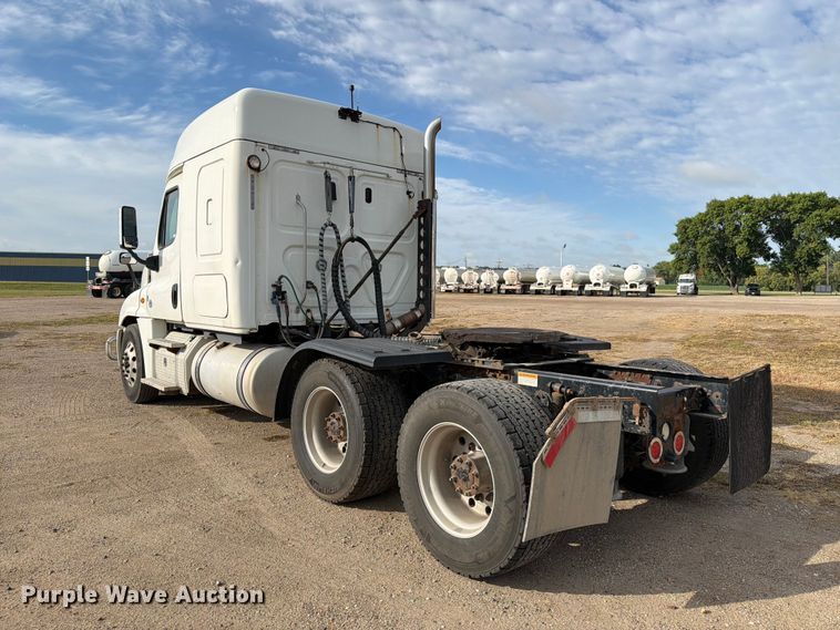 image for item EU0881 2016 Freightliner Cascadia 125 semi truck