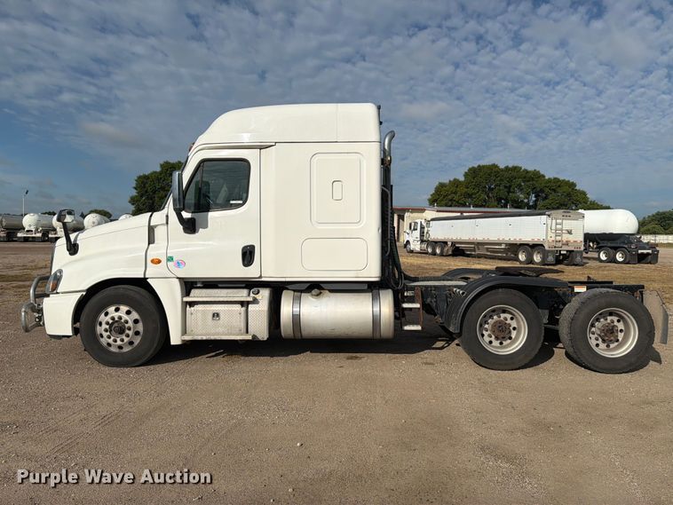 image for item EU0881 2016 Freightliner Cascadia 125 semi truck