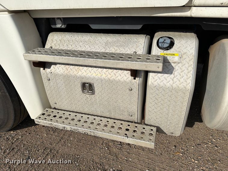 image for item EU0881 2016 Freightliner Cascadia 125 semi truck