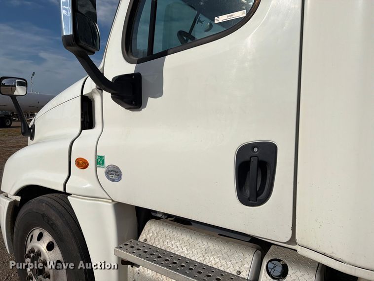 image for item EU0881 2016 Freightliner Cascadia 125 semi truck