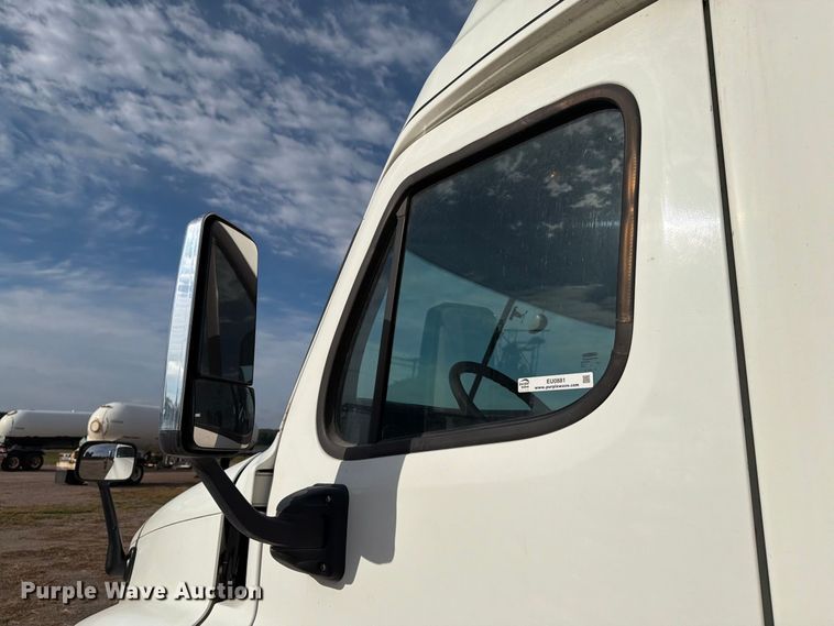 image for item EU0881 2016 Freightliner Cascadia 125 semi truck