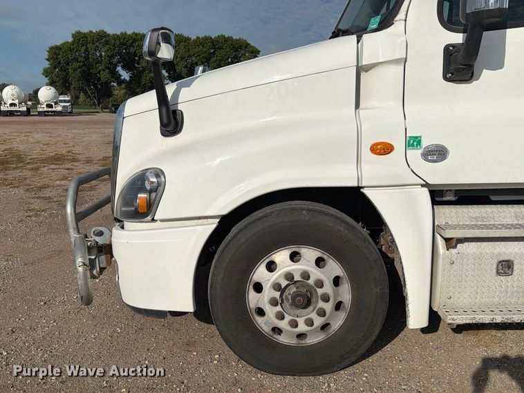 image for item EU0881 2016 Freightliner Cascadia 125 semi truck