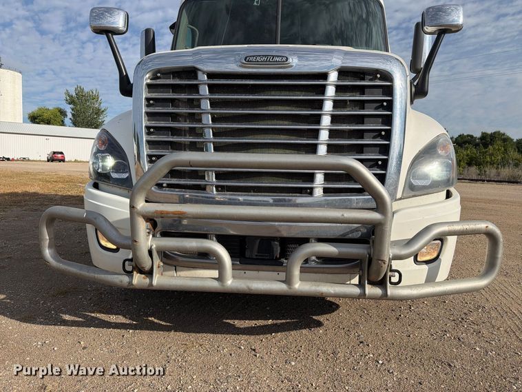 image for item EU0881 2016 Freightliner Cascadia 125 semi truck