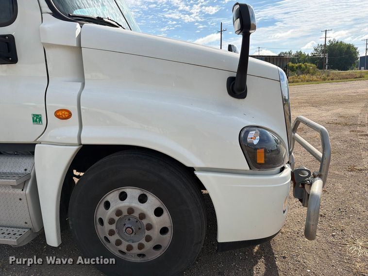 image for item EU0881 2016 Freightliner Cascadia 125 semi truck
