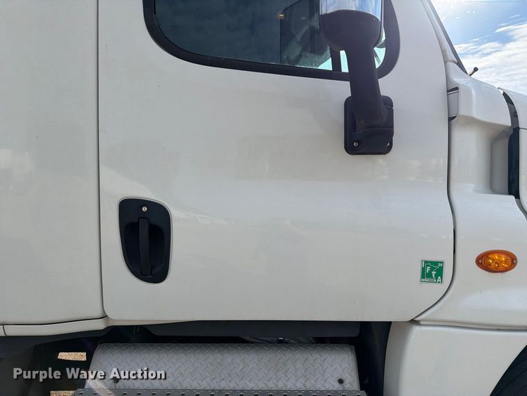 image for item EU0881 2016 Freightliner Cascadia 125 semi truck