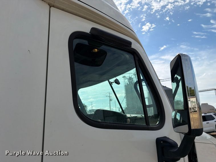 image for item EU0881 2016 Freightliner Cascadia 125 semi truck