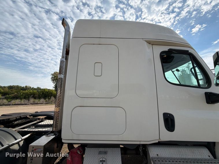 image for item EU0881 2016 Freightliner Cascadia 125 semi truck