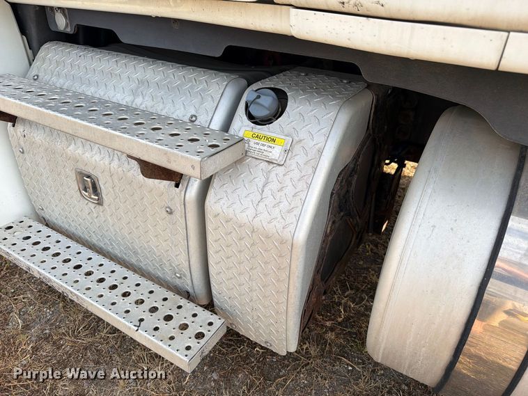 image for item EU0881 2016 Freightliner Cascadia 125 semi truck