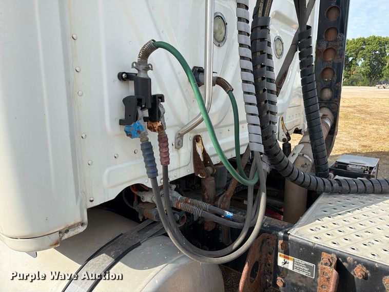 image for item EU0881 2016 Freightliner Cascadia 125 semi truck