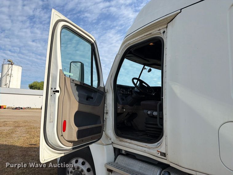 image for item EU0881 2016 Freightliner Cascadia 125 semi truck