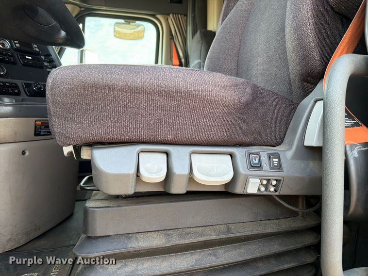 image for item EU0881 2016 Freightliner Cascadia 125 semi truck