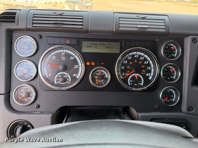 image for item EU0881 2016 Freightliner Cascadia 125 semi truck