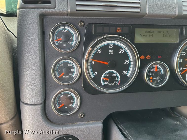 image for item EU0881 2016 Freightliner Cascadia 125 semi truck