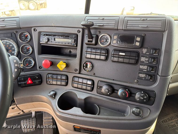 image for item EU0881 2016 Freightliner Cascadia 125 semi truck