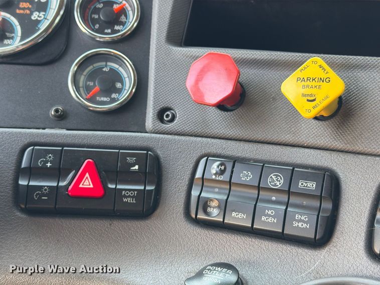 image for item EU0881 2016 Freightliner Cascadia 125 semi truck