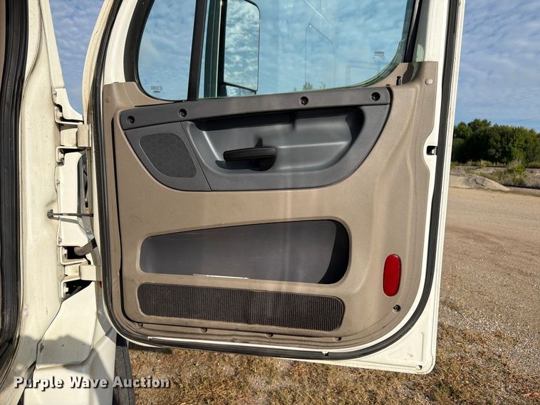 image for item EU0881 2016 Freightliner Cascadia 125 semi truck