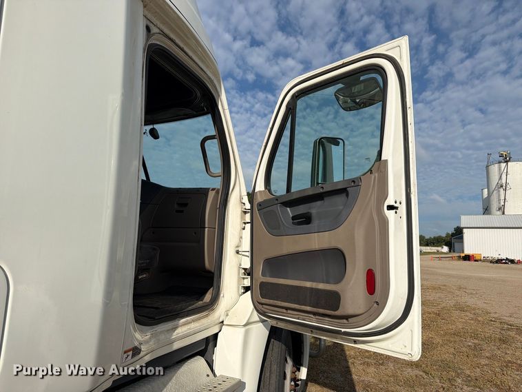 image for item EU0881 2016 Freightliner Cascadia 125 semi truck
