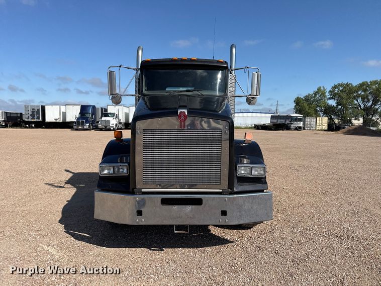 image for item EW4361 2013 Kenworth T800 semi truck