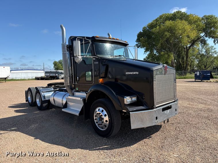 image for item EW4361 2013 Kenworth T800 semi truck