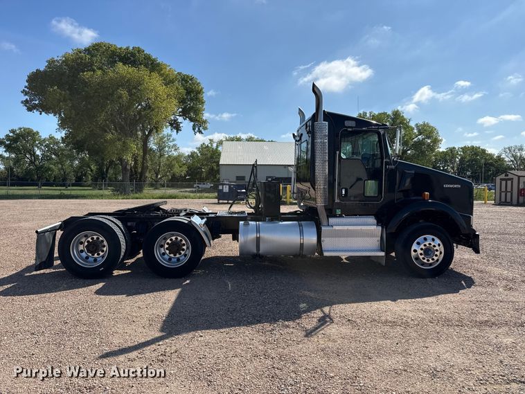 image for item EW4361 2013 Kenworth T800 semi truck