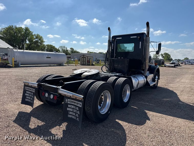 image for item EW4361 2013 Kenworth T800 semi truck