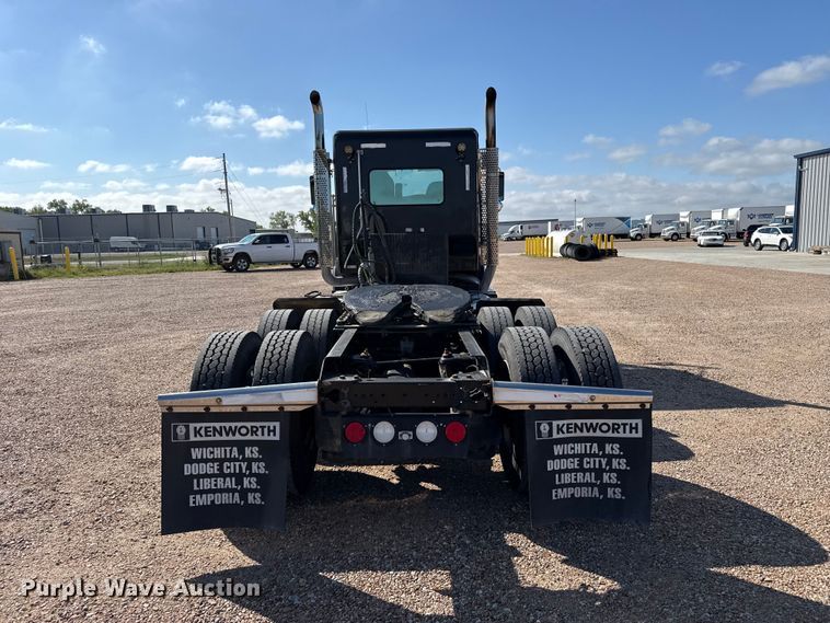 image for item EW4361 2013 Kenworth T800 semi truck