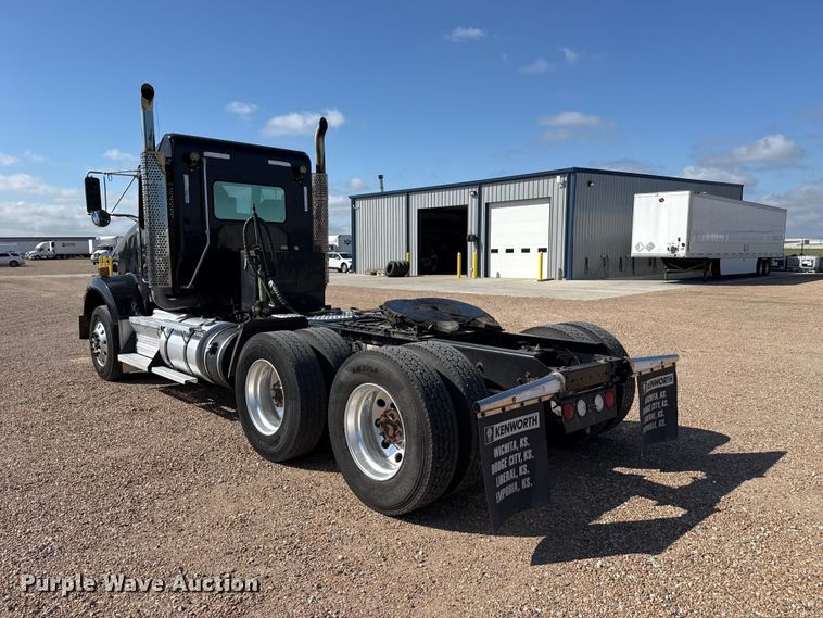 image for item EW4361 2013 Kenworth T800 semi truck