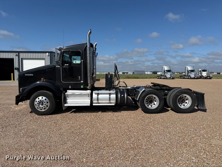 image for item EW4361 2013 Kenworth T800 semi truck