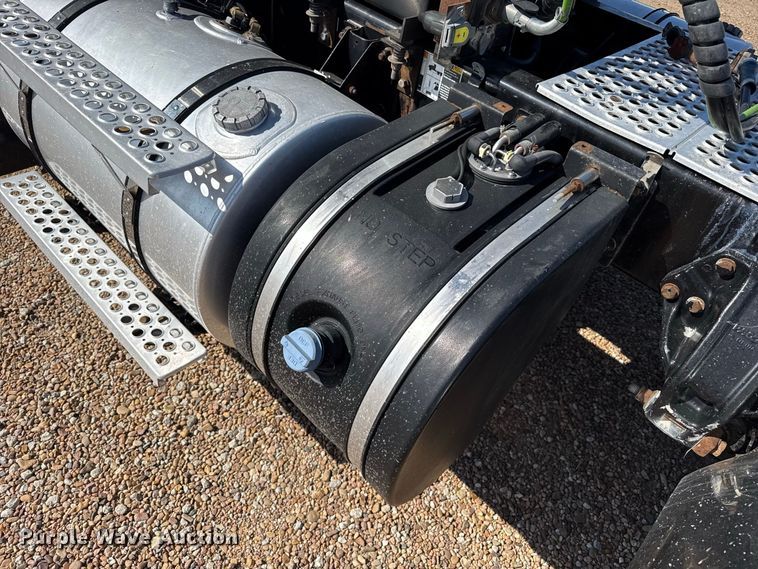 image for item EW4361 2013 Kenworth T800 semi truck