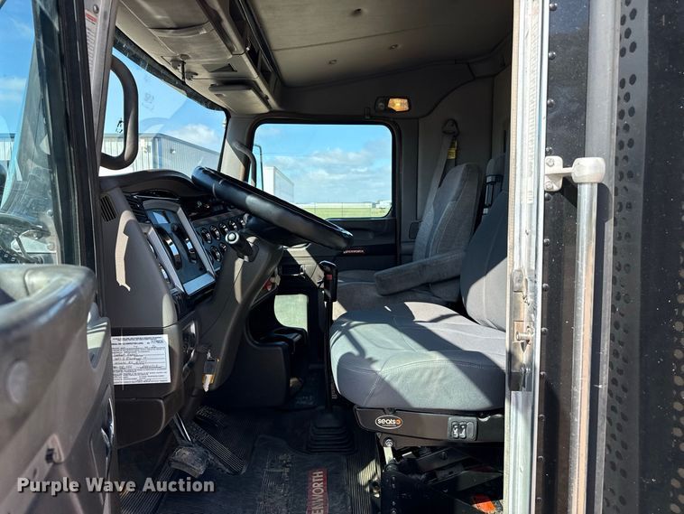 image for item EW4361 2013 Kenworth T800 semi truck