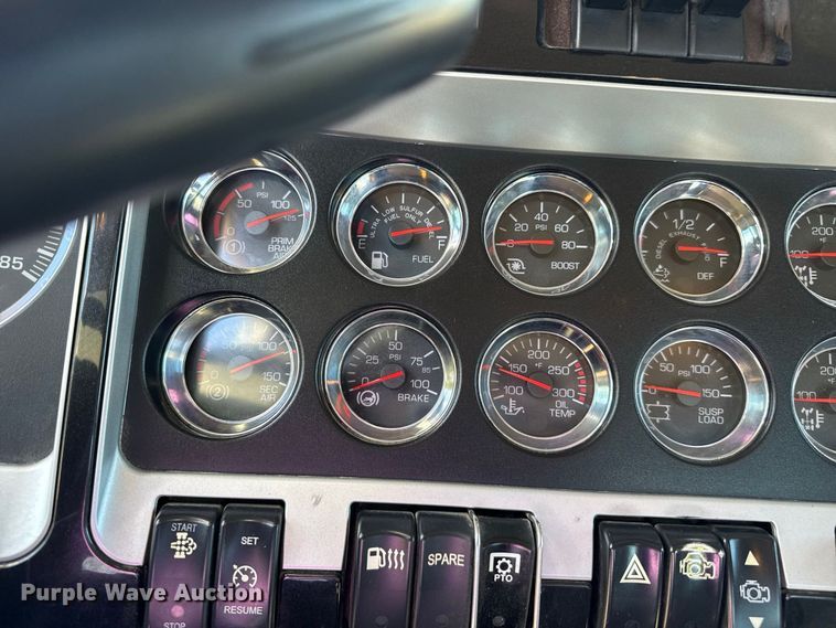 image for item EW4361 2013 Kenworth T800 semi truck