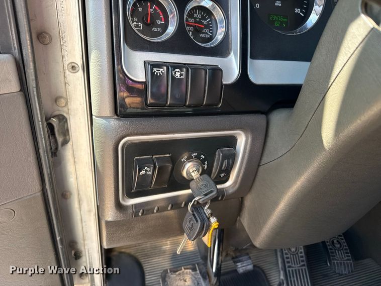 image for item EW4361 2013 Kenworth T800 semi truck