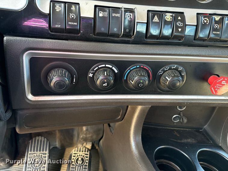 image for item EW4361 2013 Kenworth T800 semi truck