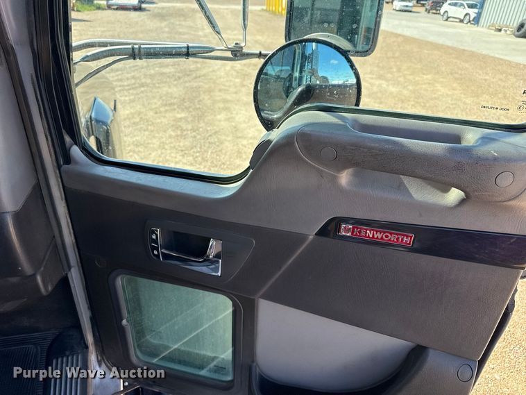image for item EW4361 2013 Kenworth T800 semi truck