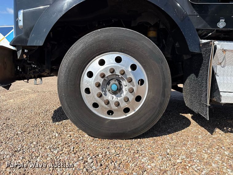 image for item EW4361 2013 Kenworth T800 semi truck