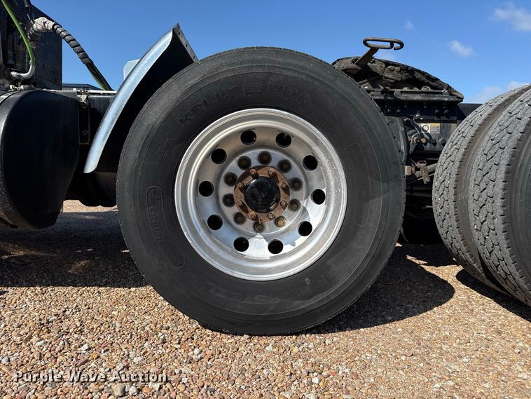 image for item EW4361 2013 Kenworth T800 semi truck