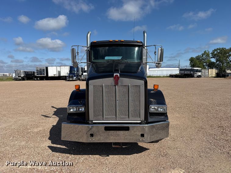 image for item EW4362 2013 Kenworth T800 semi truck