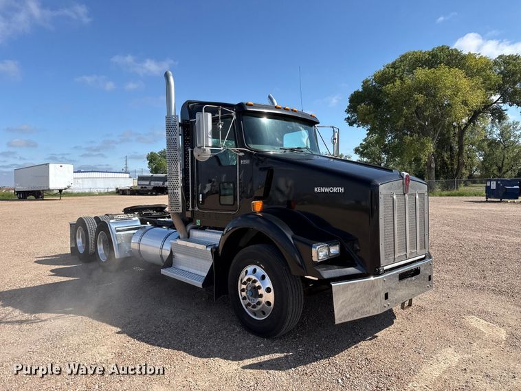 image for item EW4362 2013 Kenworth T800 semi truck