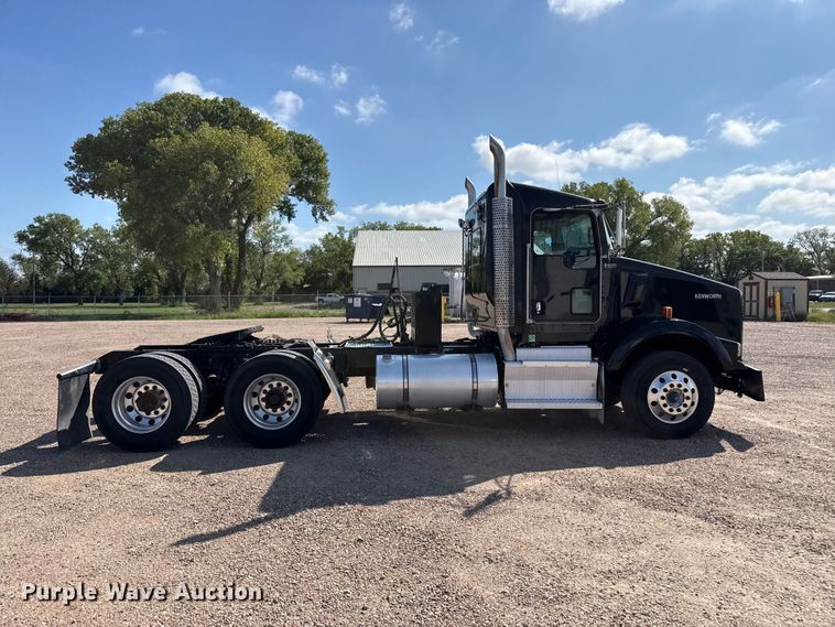 image for item EW4362 2013 Kenworth T800 semi truck