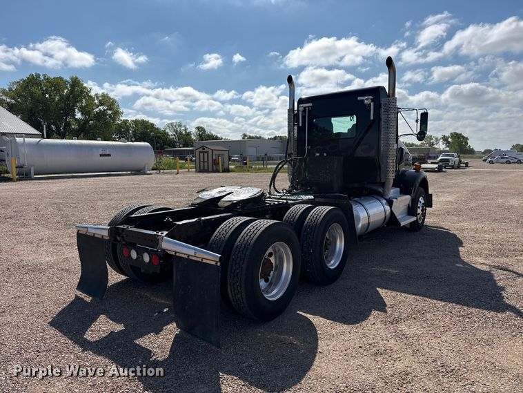 image for item EW4362 2013 Kenworth T800 semi truck