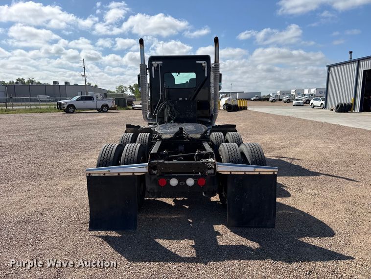 image for item EW4362 2013 Kenworth T800 semi truck