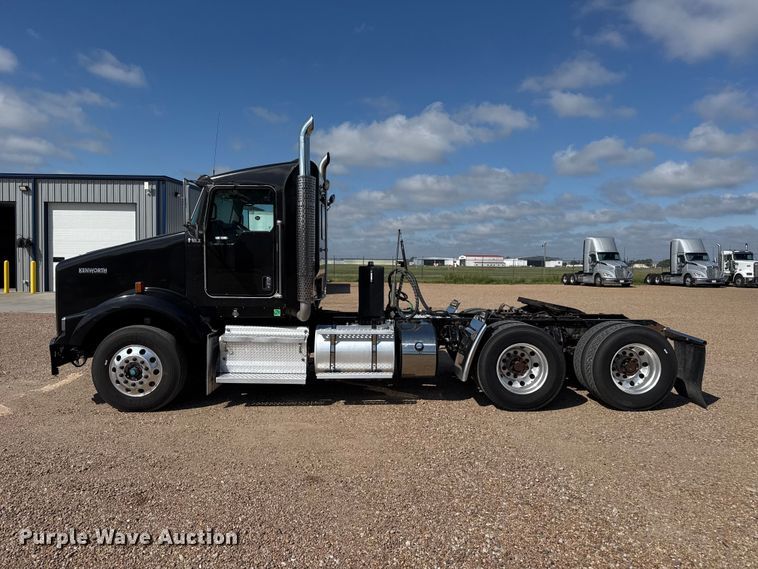 image for item EW4362 2013 Kenworth T800 semi truck