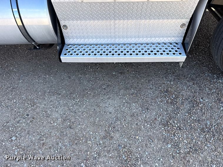 image for item EW4362 2013 Kenworth T800 semi truck