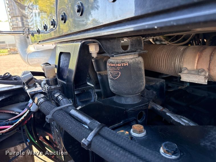 image for item EW4362 2013 Kenworth T800 semi truck