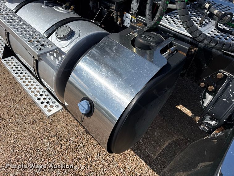 image for item EW4362 2013 Kenworth T800 semi truck