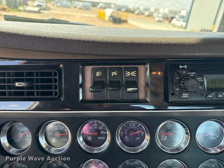 image for item EW4362 2013 Kenworth T800 semi truck