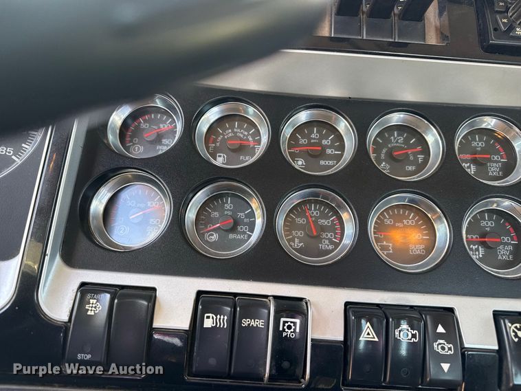 image for item EW4362 2013 Kenworth T800 semi truck