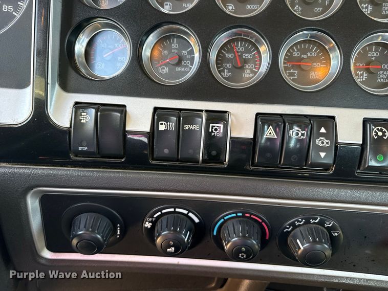image for item EW4362 2013 Kenworth T800 semi truck